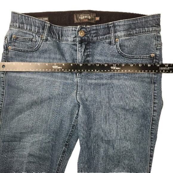 TORRID Skinny Jeans Womens 16R Blue Denim Mid Rise Medium Wash Retro 38x30 - Picture 3 of 5